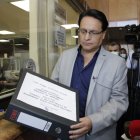 Trámite. Fernando Villavicencio entregó ayer los documentos con los que se sustentó el juicio político a Celi.