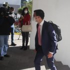 Diligencia. Pasadas las 08:00 de este viernes 6 de agosto llegaron a la Corte los defensores de los procesados.