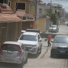 Los parqueaderos informales en las peatonales dificultan el libre caminar de las personas en la ciudadela Acuarela del Río.
