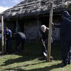 Acción. El embajador de Alemania, Philipp Schauer, coloca una estaca como inicio simbólico de la reparación.