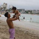 El cantón Salinas ya recibe a algunos turistas que, pese al frío, disfrutaron de la playa y su atractivo.