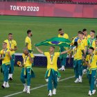 Los jugadores de Brasil se pasean por la cancha con la medalla de oro conseguida en la final del fútbol masculino.