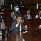 Escoltado por policías del GIR, el excontralor Pablo Celi acudió al llamado de la Comisión de Fiscalización. Ahora lo espera el Pleno.