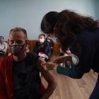 Quito. En el colegio Sebastián de Benalcázar solo se aplican segundas dosis de las vacunas contra la COVID-19.