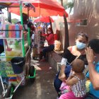 Escena. Michael Reyes está fuera del hospital Francisco Icaza, la rodean vendedores que gritan sus productos y hasta usan megáfono y ello no la deja conversar con un familiar.