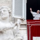 El papa Francisco saludaba este domingo a los fieles que asistieron al rezo del Ángelus en la Plaza de San Pedro del Vaticano.