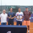 Hidalgo, junto a Rodríguez (c), durante la premiación del torneo.