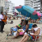 Los bañistas en Salinas aprovecharon cada espacio y momento de los tres días de asueto nacional. Hasta ayer, la playa lucía llena.