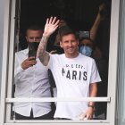 La leyenda del fútbol mundial, que acaba de dejar el Barcelona (672 goles en 778 partidos), llegó al aeródromo de Le Bourget