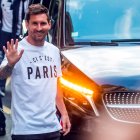 Lionel Messi saludando a sus fans en París.
