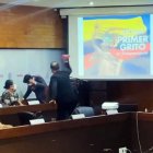 Sesión. El concejal Fernando Morales arrojó el agua de su vaso al alcalde removido, Jorge Yunda.