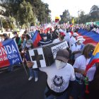 Ataúd. Algunos asistentes cargaron un ataúd en señal de luto por el conflicto que vive la ciudad