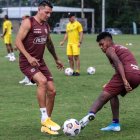 El delantero Carlos Garcés (izquierda) volverá a la titularidad en el cuadro torero