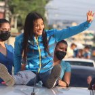 La deportista recorrió las principales calles de su natal Quevedo  arriba de una camioneta.