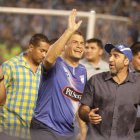 Rafael Correa, con la camiseta de Emelec, junto a Nassib Neme, presidente azul.