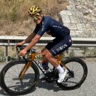 Richard Carapaz muestra orgulloso la bicicleta dorada que le entregó INEOS como reconocimiento a su oro olímpico