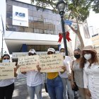 El crimen de Lis, como cariñosamente llamaban a la joven de 30 años, ocurrió en su domicilio ubicado en la urbanización Puerto Azul, en la vía a la costa, el pasado 21 de diciembre.
PLANTÓN DE FAMILIARES FRENTE A LA FISCALÍA DE LA MERCED DE LA CHICA ASESINADA, DICIEMBRE DEL 2020 AMELIA ANDRADE Guayaquil-Ecuador Agencia (ag-expreso)