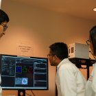 Fotografía cedida hoy por la Universidad de Miami que muestra a la doctora Shanta Dhar (d) junto a otros especialistas, durante la investigación sobre medicinas para VIH y su posible beneficio para combatir problemas neurológicos.