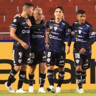 Lorenzo Faravelli (2-d) de Independiente celebra un gol hoy, en un partido de la Copa Libertadores entre Independiente del Valle (IDV) y Unión Española en el estadio de LDU en Quito (Ecuador).
