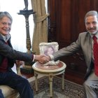 Fotografía cedida por la Embajada israelí que muestra al presidente de Ecuador, Guillermo Lasso, mientras recibe al embajador israelí, Zeev Harel, el 14 de julio de 2021, en el Palacio de Carondelet.
