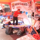 Los maestros en huelga de hambre comenzaron a armar maletas y a colocar sus vestimentas en fundas para levantar la medida que mantuvieron desde el 12 de julio pasado, en la Plaza San Francisco de Guayaquil.