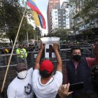 Marchas. Manifestantes alzan un ‘ataúd’ frente a la Corte en protesta por la inacción en el conflicto del Cabildo.