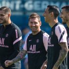 La complicidad que hubo este viernes en el primer entrenamiento abierto de Messi en el PSG reflejó su buena integración con su nuevo equipo, donde se le pudo ver riendo con Neymar y cercano al resto del colectivo, en el que está acompañado de compatriotas como Paredes o Di María.