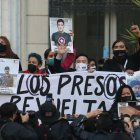 Fotografía tomada el pasado 5 de julio en la que se registró a integrantes de la Convención Constituyente al manifestarse en favor de la libertad de los detenidos durante las recientes protestas sociales, en Santiago de Chile. EFE/Elvis González