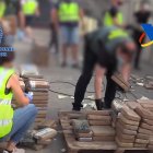 Los agentes intervinieron el contenedor y lograron extraer la droga que se encontraba oculta en la estructura del recipiente.