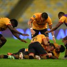 Adonis Preciado (abajo) celebra el primer gol ante Fluminense en el Maracaná, por la ida de los cuartos de final de la Copa Libertadores.