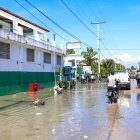 Grupos de personas transitan por una calle inundada tras un seísmo de 7,2 grados hoy, en Los Cayos (Haití).