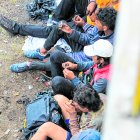 En el centro de Quito, un grupo de personas consume marihuana debajo de un puente.