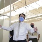 Fernando Villavicencio exhibe uno de los documentos remitidos por la Contraloría. 32 de ellos corresponden a glosas de asambleístas.