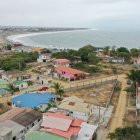 El vecindario. Por tener las calles de tierra, en invierno se forman pozas de agua y lodo que dificultan el paso.