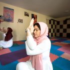 La profesora de yoga afgana Fakhria Ibrahimi (i) en una de sus clases en Kabul.