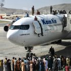 Otras dos personas murieron supuestamente al caer de un avión estadounidense en el que habían logrado subir antes de que despegara del aeropuerto del Kabul.