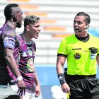 Marlon Vera (I) dirigió el Manta vs. Mushuc Runa y le tomó 10 minutos que se ejecute un penal.