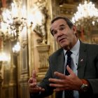 En la imagen un registro del ministro de Relaciones Exteriores de Chile, Andrés Allamand, quien escribió en Twitter que su país "trabaja con países amigos y ONG para ayudar a evacuar de Kabul a mujeres líderes de organizaciones de derechos humanos".