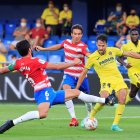 El centrocampista del Villarreal, Alfonso Pedraza, (segundo) intenta un disparo ante los defensas del Granada Germán Sánchez y Luis Milla