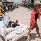 Una mujer es ingresada hoy, al hospital general de Les Cayes (Haití). EFE/ Orlando Barría.
