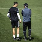 El turinés "Tuttosport", por otro lado, afirma que Cristiano está "cada vez más convencido" de quedarse en Turín este año para recalar en 2022 en el PSG junto a Messi.