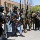 Funcionarios de seguridad afganos y milicias privadas progubernamentales llegan como parte de un refuerzo para luchar contra los militantes talibanes.