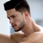 El portovejense es ingeniero civil y fisicoculturista.