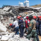 Personal realiza trabajos de remoción de escombros, búsqueda y rescate tras el terremoto registrado este sábado en Haití.
