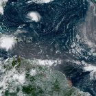 Fotografía satelital cedida este martes por la Oficina Nacional de Administración Oceánica y Atmosférica (NOAA) de EE.UU., a través del Centro Nacional de Huracanes (NHC)
