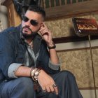 El creativo debuta como diseñador de joyas.