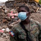 Un soldado trabaja en labores de búsqueda y rescate de víctimas y/o sobrevivientes