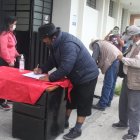 Dirigentes sindicales, sociales e indígenas llenaron un registro para el ingreso a la reunión en la sede de la Conaie.