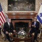 John Kerry (d), junto al primer ministro de Israel, Benjamín Netanyahu (i), durante un encuentro en 2016 en la Villa Taverna, Roma, Italia.