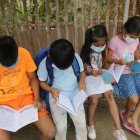 En el sector de Monte Sinaí, menores de diferentes edades reciben tutorías y asesoría pedagógica del Municipio y Ministerio de Educación, pero eso no ha podido mermar el rezago en lectura y matemática.